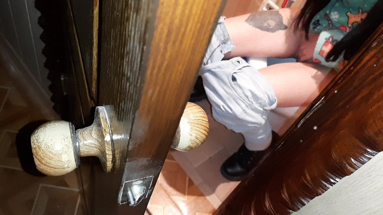 Lesbian-illusion: Przyłapałem nieznajomego na masturbacji w toalecie w publicznej toalecie i...