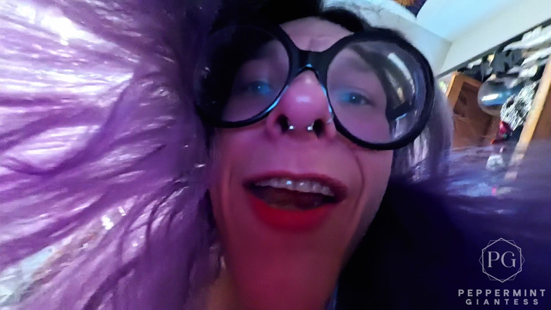 Peppermint Giantess: Kleine pov: met schoenen gebonden tiny krijgt de volledige reuzin...
