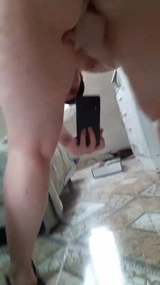 Chubby Sex Symbol: Dívka masturbuje před zrcadlem a ukazuje její velký zadek