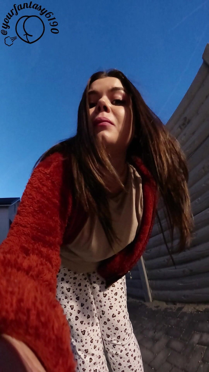 Your fantasy studio: Hlasitá chůze prdí venku v pyžamu