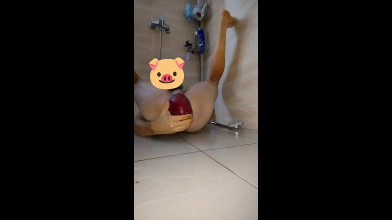 Maganafolgas: Schwarzer Tanga und klaffender Prolaps