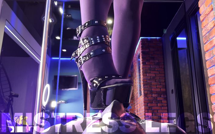 Mistress Legs: Cewek seksi dengan sepatu hak tinggi nginjak dan nyepong kontol...