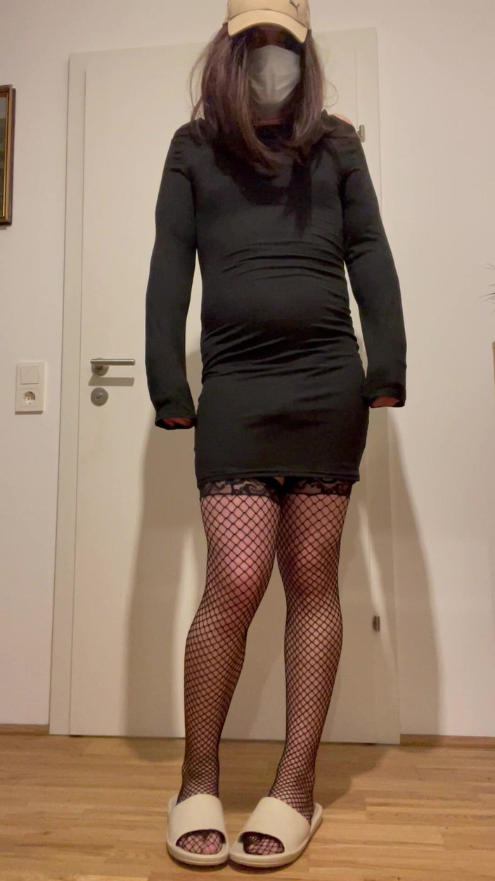 femboysoft: Travestito effeminato in perizoma a rete