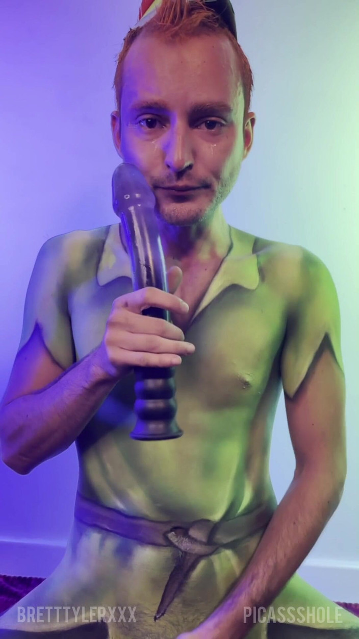 Brett Tyler: 淫荡的Peter pan给自己撸管并吮吸假阳具