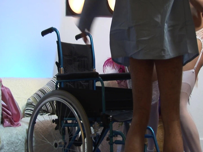 DARVASEX: Trios d'infirmières, scène - 1 infirmière blonde et brune à forte poitrine dans...