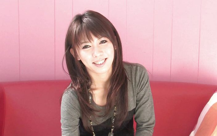 Solo Japanese: 젖은 보지를 가지고 노는 걸 좋아하는 화려한 일본 창녀
