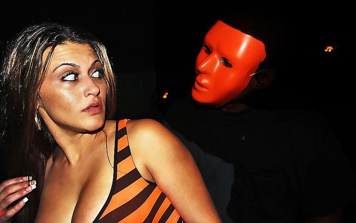 Industry Invaders: Carmen Ross chupando pau no Halloween