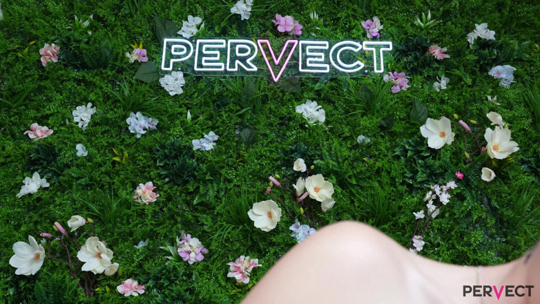 Pervect: Sacha se dotkne své bujné kundičky