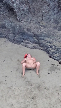 Naken skönhet på stranden - Drone POV Erotisk avkoppling