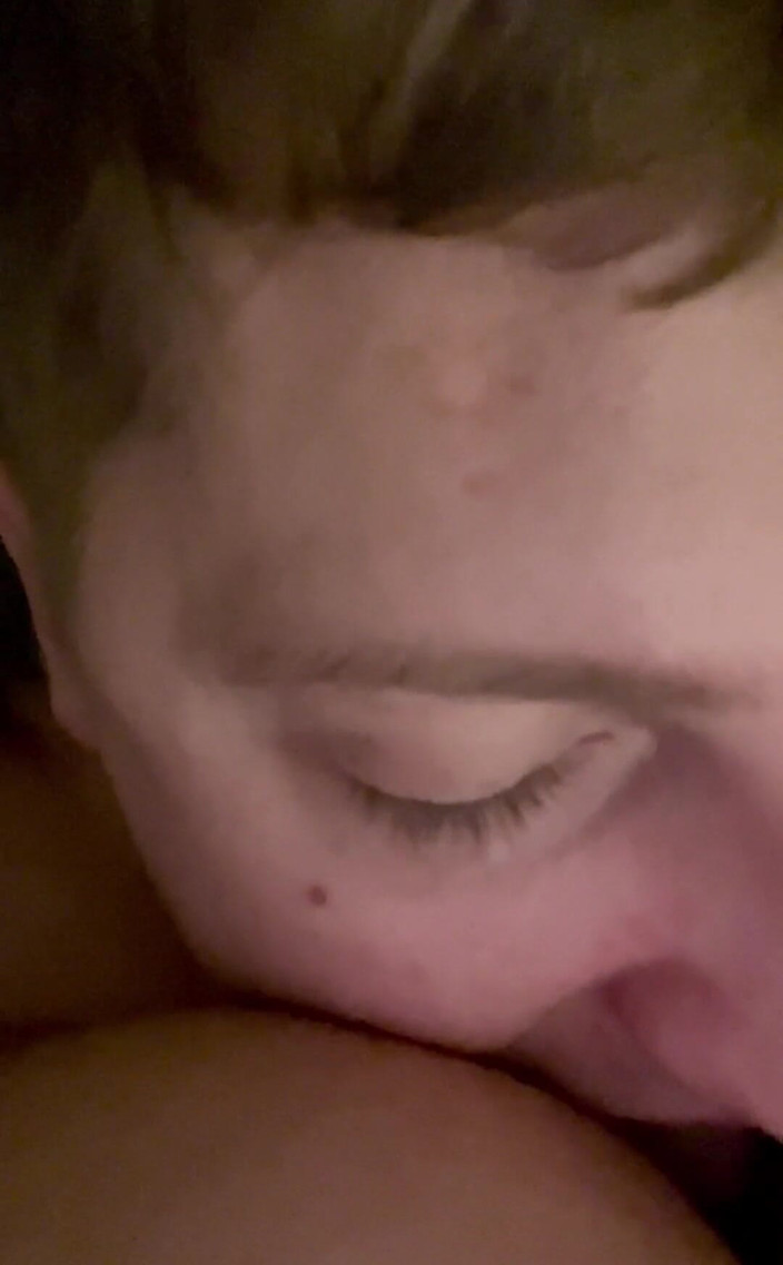 Filthy British Couple: Mmmmm jej tyłek smakuje tak dobrze. Każdy powinien przyjść i...