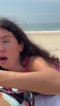 Handjob publik di pantai Tembakan tangan yang kuat