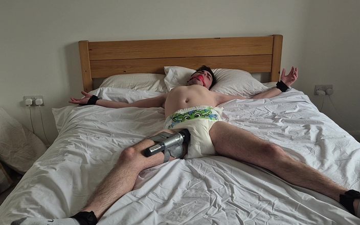 Kinky Alex: Luierjongen vastgebonden aan het bed