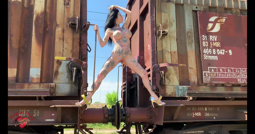 Megan Inky: Nagi na zewnątrz w starym pociągu