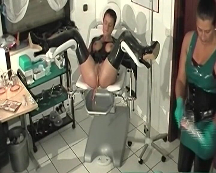 BB video: Bizarre spelletjes voor Duitse sletten 2- gesproken in het Duits