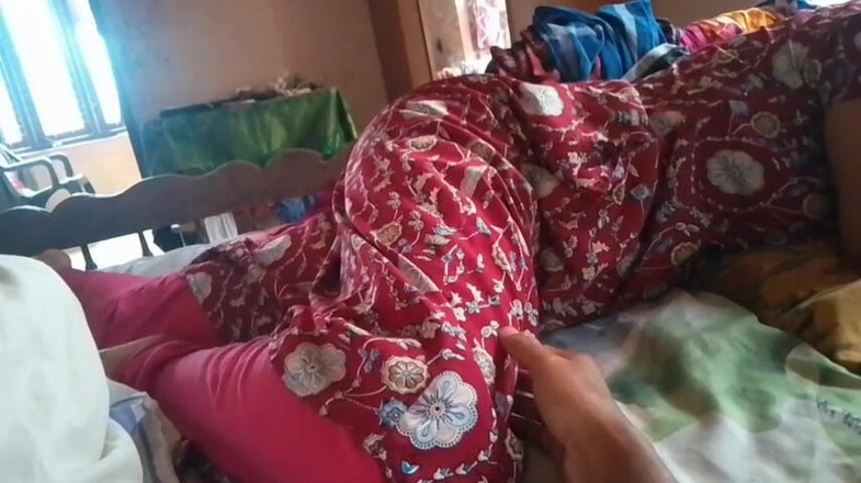 LEGSCOUPLE12: 남편과 섹스하는 인도 마을 소녀