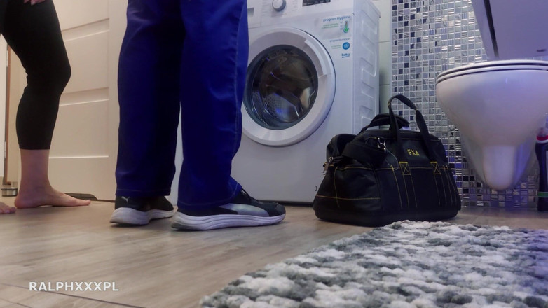 RalphXXXpl: Домогосподарка застрягла в пральній машині, і сантехнік трахнув її