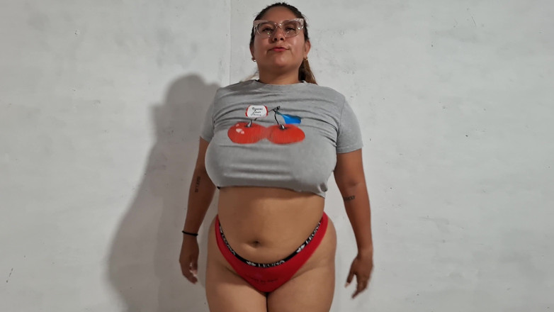 SugarPose: Femeie latino cu sâni mari sare în lenjerie intimă