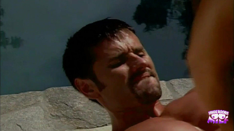 Huge Boobs MILF: Brunetka z dużymi naturalnymi cyckami dostaje hardkorowego seksu po sesji...