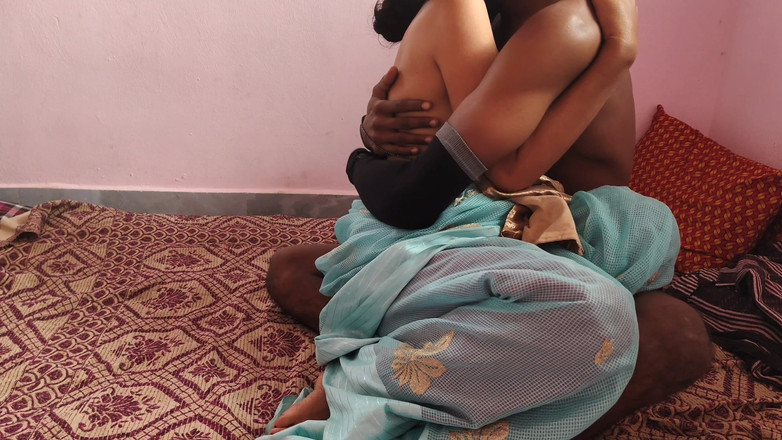 Viralcouple76: Hintli desi köylü güzel ev hanımı kocası tarafından sikiliyor