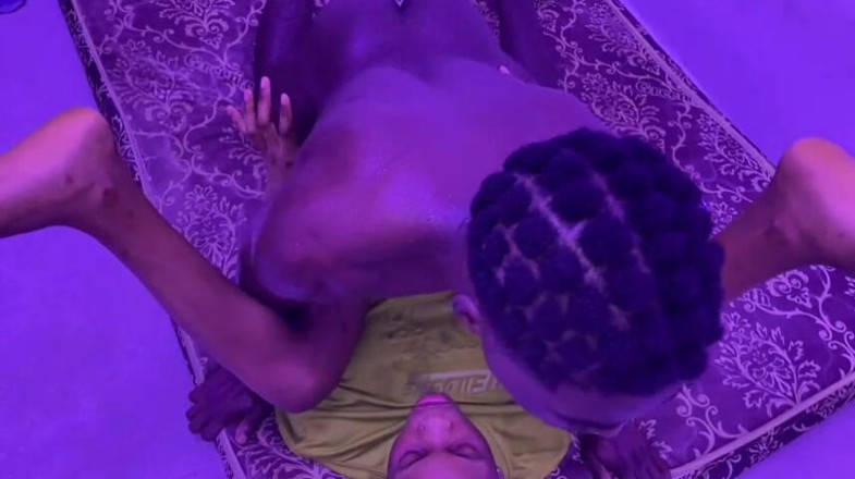 Horny Africans: Extendió las piernas de mi mejor amiga y llenó su...