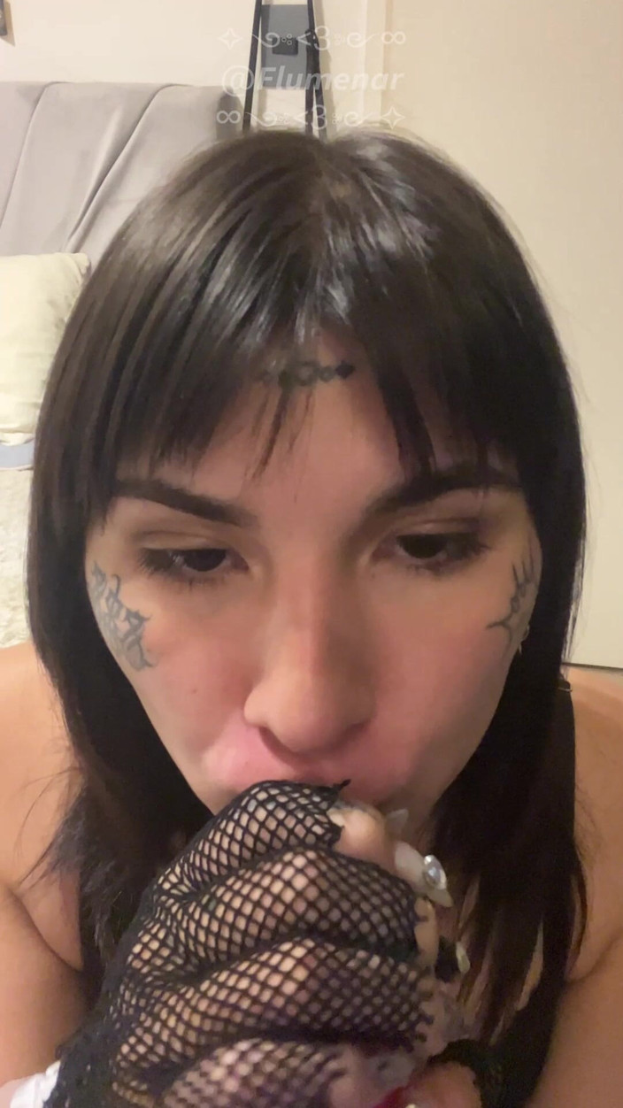 Flumenar: 粉红色的假阳具热纹身变性女孩