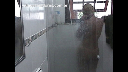 Amateurs videos: Si blonde dengan lengkung semula jadi yang cantik bermandi