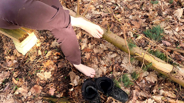 Bouncy Tits Action: Naked Vagina Spanking Near Hiking Way