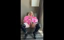 Nancy Rose TV: Nancy dans une MILF en satin rose - travesti