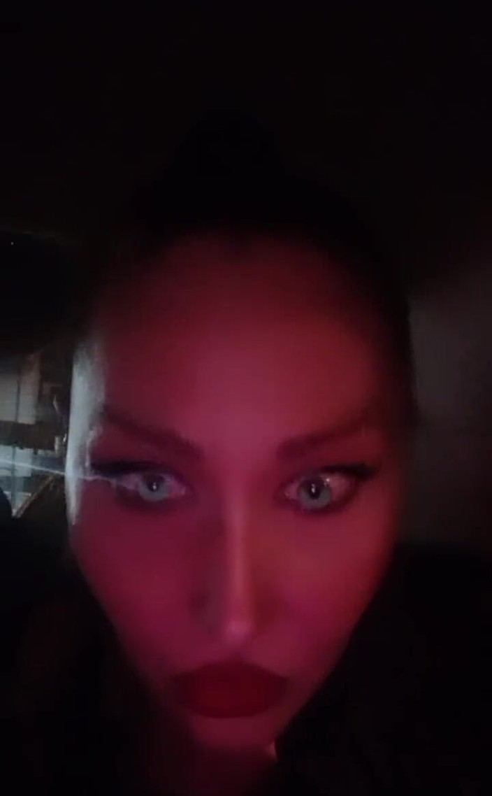 Dominatrix Redsonyja: Dobré ráno, jen na zavolání, půjdu do kolíku submisivního, tak...