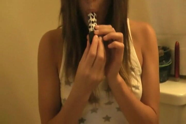 Porn Nerd Network: The Porn Nerd: Jody: Bathroom Blowjob