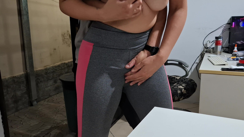 Gabi SweetCouplesStories: Si masturba il suo zoccolo di cammello sul tavolo con...