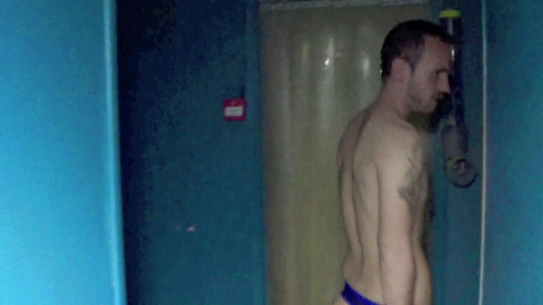 FIRST SEX EXPERIENCE WITH BOY: L'etero accetta di succhiare un grosso cazzo nei gloryhole