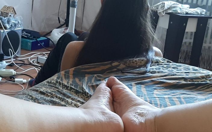 Lesbian-illusion: Mi hermanastra se sienta cerca del ventilador y lee un...