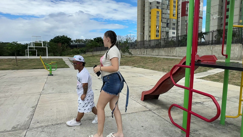 Julianaburning: Potkám smutnou dívku v parku a nakonec ji utěšuji svým...