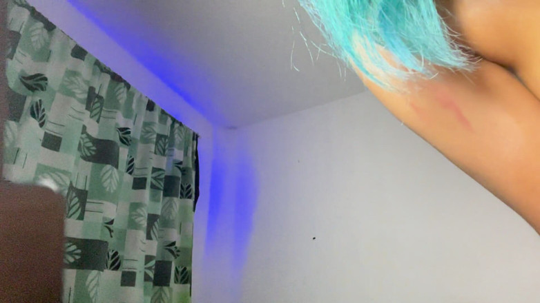 Azulzulix: Latina speelt met vibrator terwijl de machine haar penetreert