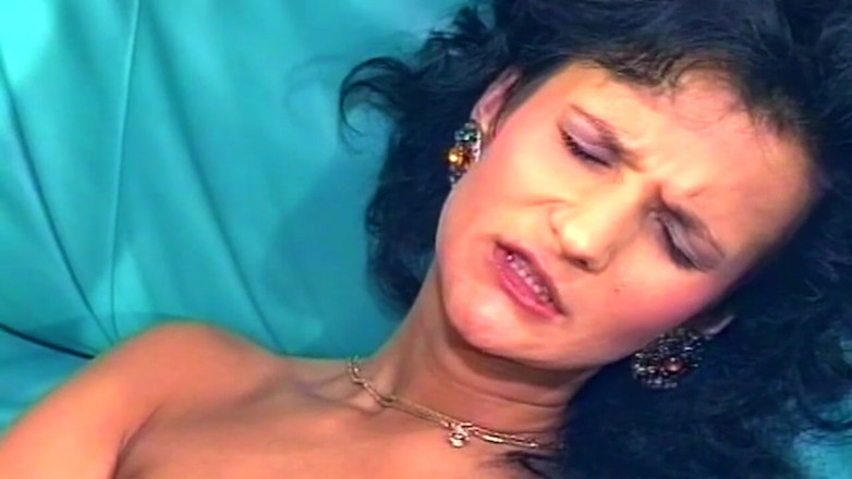 NAUGHTYPOLSKA: Brunetă matură gagică se fute cu degetele și vibratorul în pizda ei...