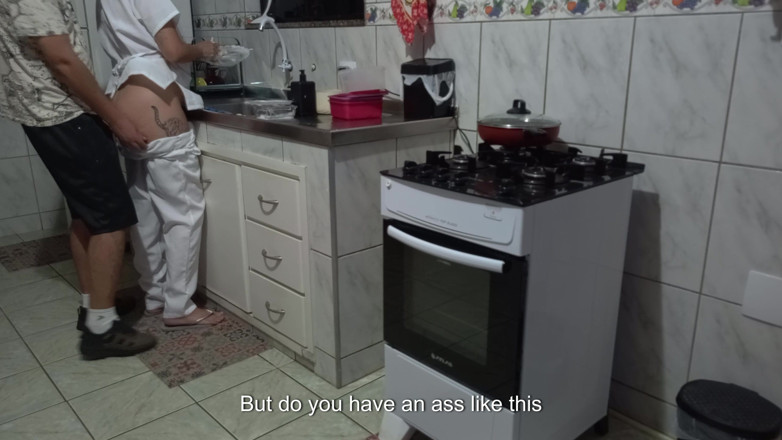 Gabi SweetCouplesStories: Empregada tinha sua bunda usada enquanto lavava pratos.