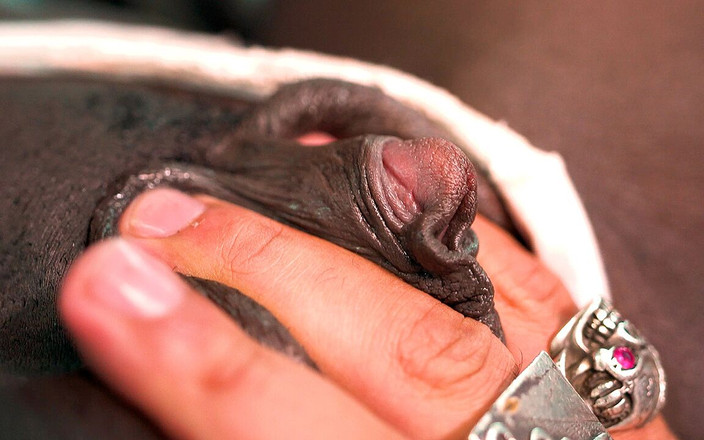 My Bang Van: Mira cómo chupo su gran clítoris pulsante