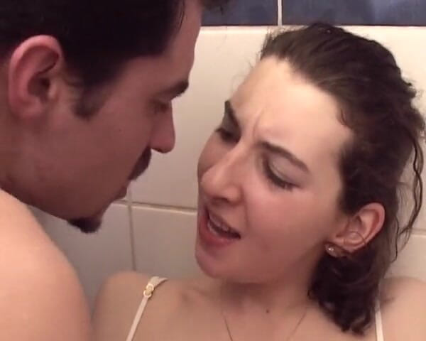 Filles Francaises: बालों वाली फ्रेंच बेब की बाथरूम में चुदाई