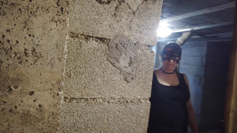 mariaespino: Il mio padrone mi porta in cantina per giocare con...