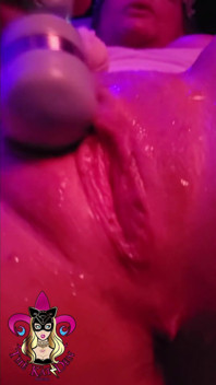 Ibu kat-licious lagi asik muasin memeknya sendirian pakai mainan seks dan suaminya bigsexydaddyd