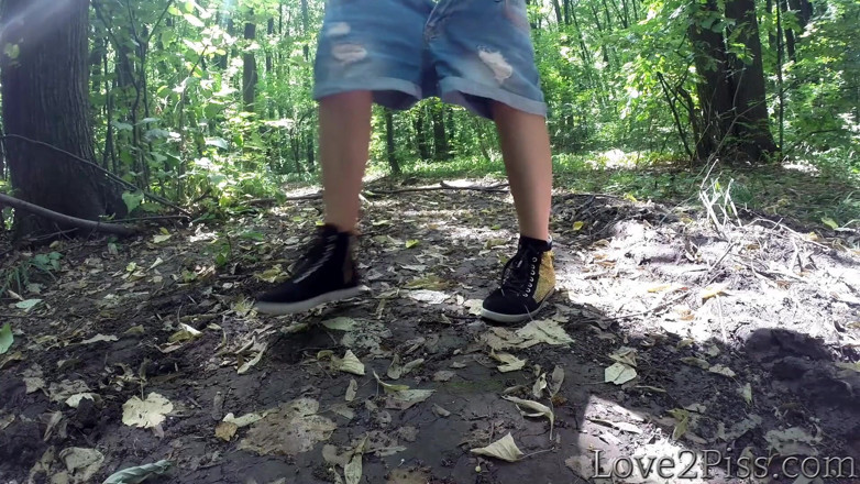 Love 2 Piss: Pissing in the Woods and Wiping Pussy with a Leaf -...