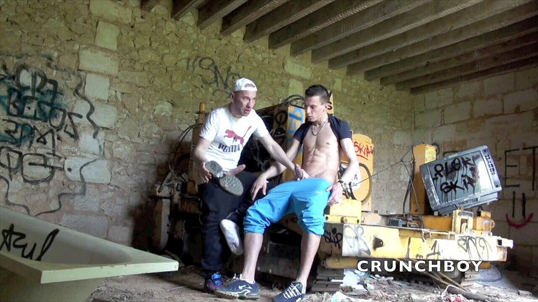 Sneaker gay: 在 exhib witgh 脚统治中为 2 个坏人男的运动鞋受虐狂