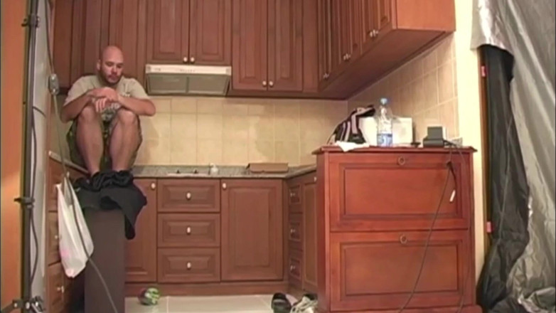 TGIRL ROOM: Uma estudante asiática chega em casa e é fodida por um...