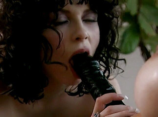 A Lesbian World: Napalona brunetka dostaje zaparowane felgi przed penetracją za pomocą paska