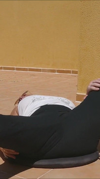 Orgasme menjolok dengan pantat besar, membentangkan pantat besar, menarik seluar yoga berpeluh saya, bersenam di luar rumah
