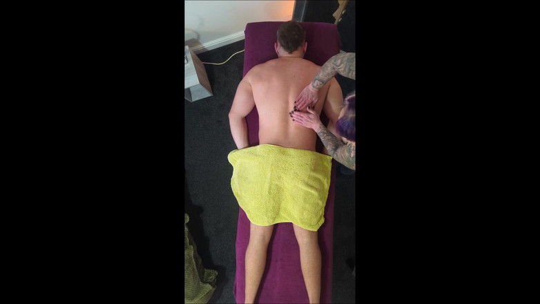 MassageRoomX: Il bodybuilder tettona claire ottiene proteine extra - vista degli uccelli