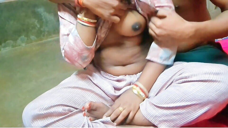 Superb Pronzo: Дезі індійська сільська бхабхі показує цицьки з коханцем