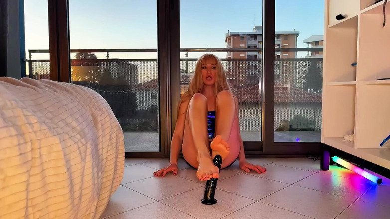 DINA LIGHT: 내 발과 정액을 숭배하는 유일한 동료