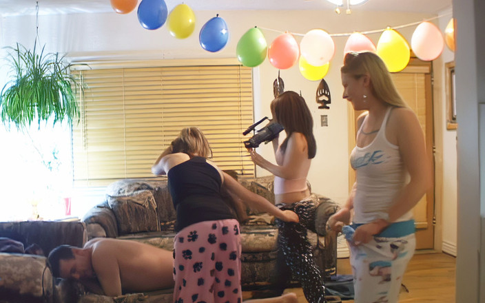 Richard Nailder Hardcore: ふしだらな継娘は継父の誕生日の精液を飲み込む